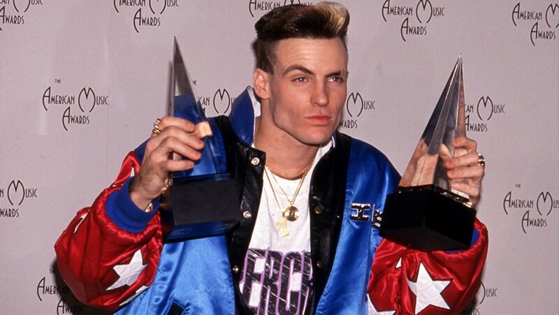 Vanilla Ice holds up two trophies at the 18th Annual American Music Awards